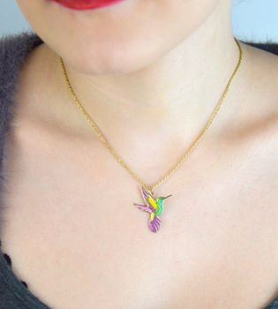 Subtelna zawieszka złota Koliber próby 585 z kolorową emalią. Wymiary 2,6×2,0 cm, waga 0,53 g. Idealna jako prezent lub element codziennej biżuterii (1).JPG